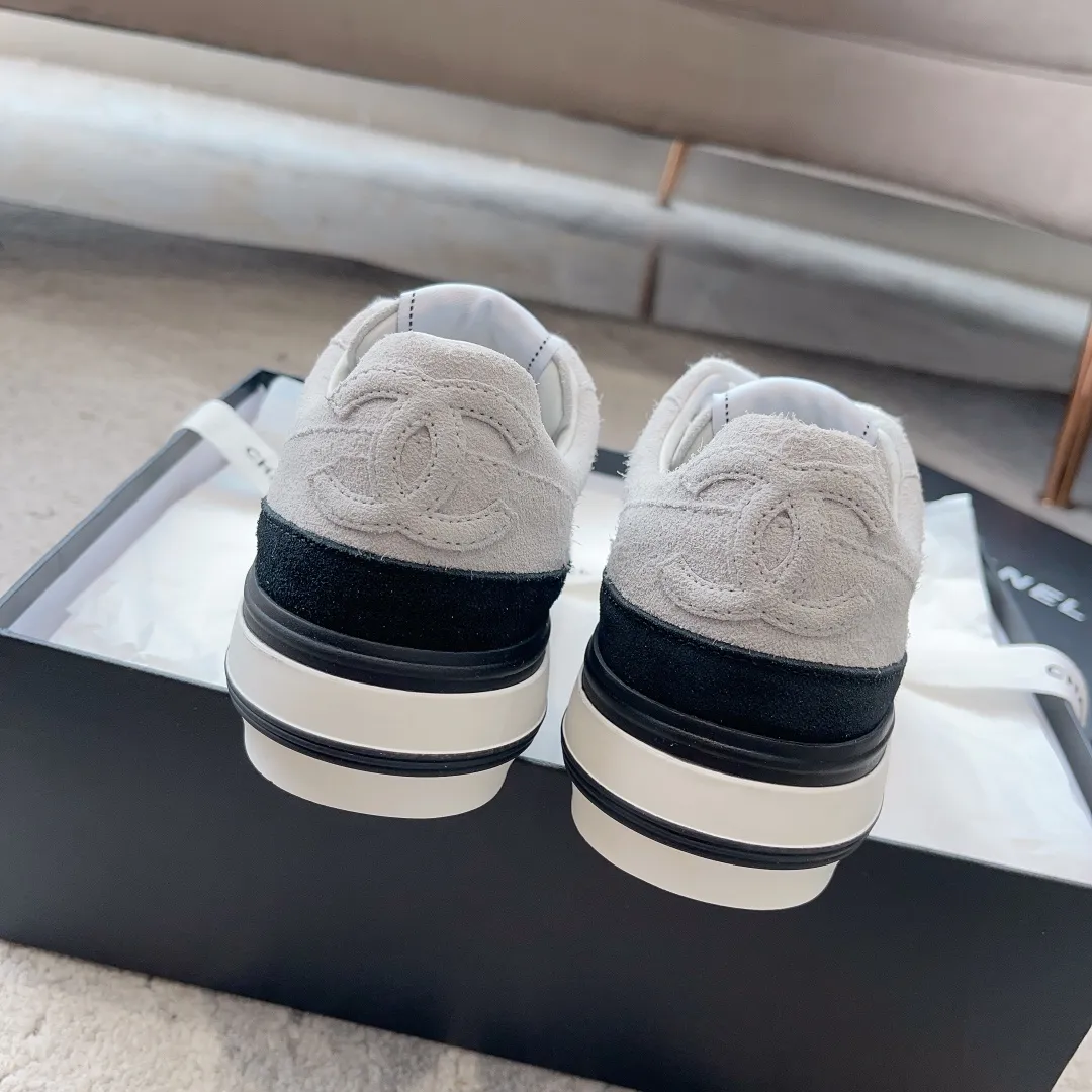 👟👟Ex-factory price 520👟👟 Chanel 23b new panda shoes C's new casual white shoes sneakers There is a reason why these shoes are so popular 🔥 They are so comfortable. They are a shoe that coexists with comfort, beauty and versatility. You can easily walk ten thousand or twenty thousand steps without any pressure. The original development last shape is delicate and stylish, and you are not afraid of wide feet. It will not make your feet fat, and it looks good and comfortable on your feet! It feels very light on the feet! Comfortable and breathable! Super whitening‼ ️It’s really a perfect match. Upper: first-layer cowhide/➕sheepskin lining. Exclusive 1:1 original customization [different from market currency‼ ️】The foot pads are made of imported mixed sheepskin, which is breathable and comfortable! ✔ T👟👟Ex-factory price U outsole exclusive original development private model! Differentiating the market rubber outsole‼ ️✔ Size: 35-39 (40 orders cannot be returned or exchanged)